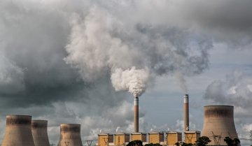 W jaki sposób przemysł stara się obniżyć emisje substancji zanieczyszczających powietrze?